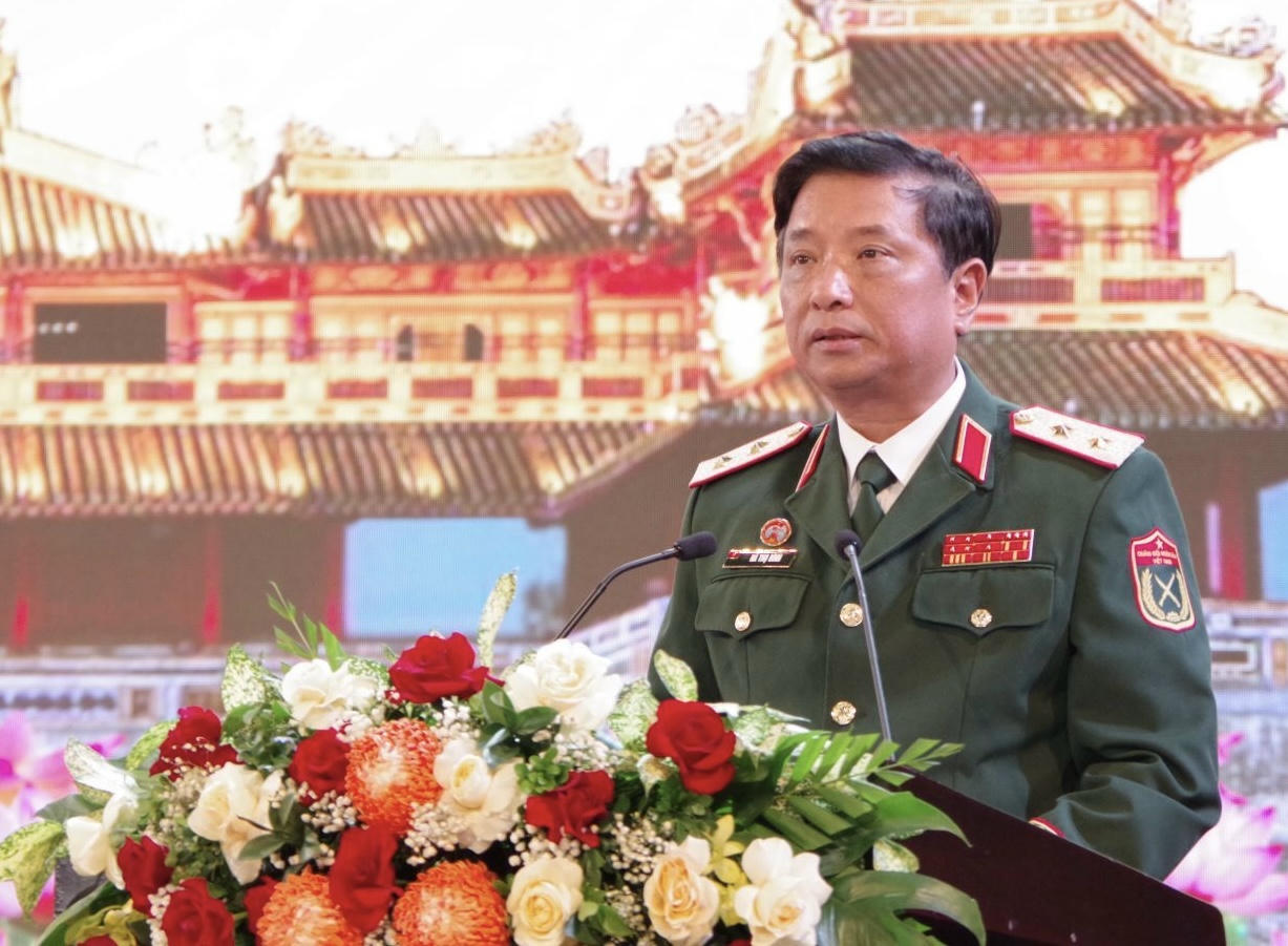 Trung tướng Hà Thọ Bình, Tư lệnh Quân khu 4 phát biểu chúc mừng và giao nhiệm vụ cho LLVT TP Huế.