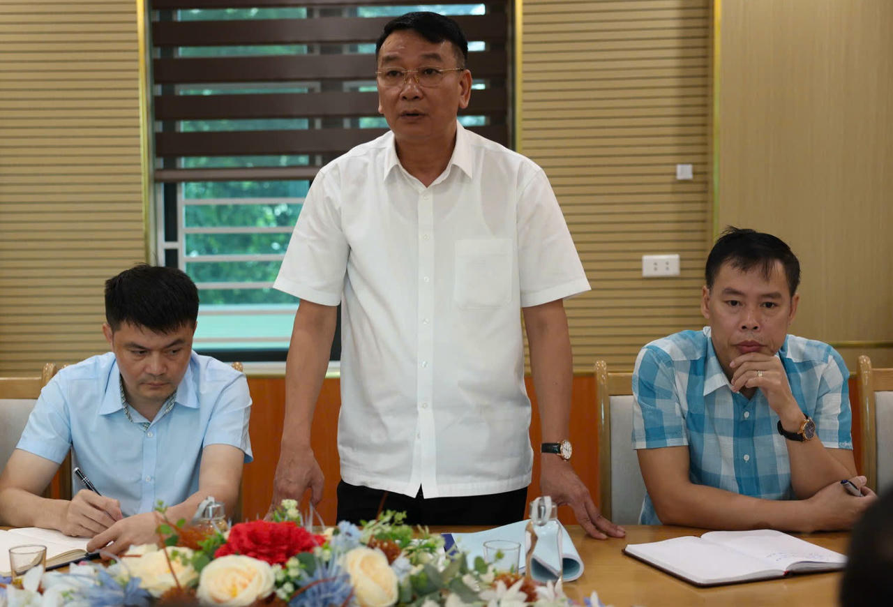 Ông Nguyễn Duy Hồng - Chủ tịch UBND xã Thanh Ba thông tin về dự án tôn tạo nghĩa trang liệt sĩ Đồng Xuân. Ảnh: Xuân Hồng