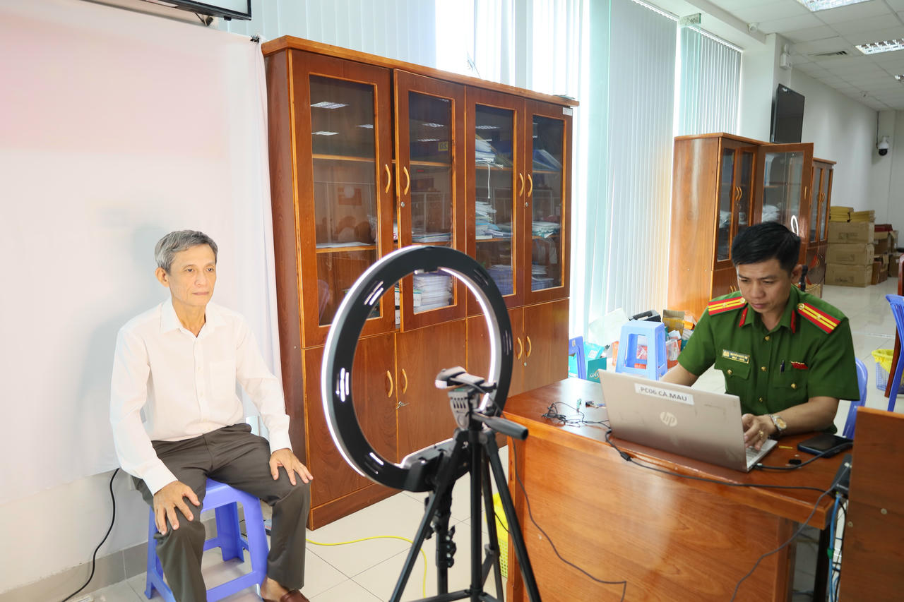 Lực lượng Công an tỉnh Cà Mau tham gia hỗ trợ thu nhận thông tin và đổi thẻ đảng viên.