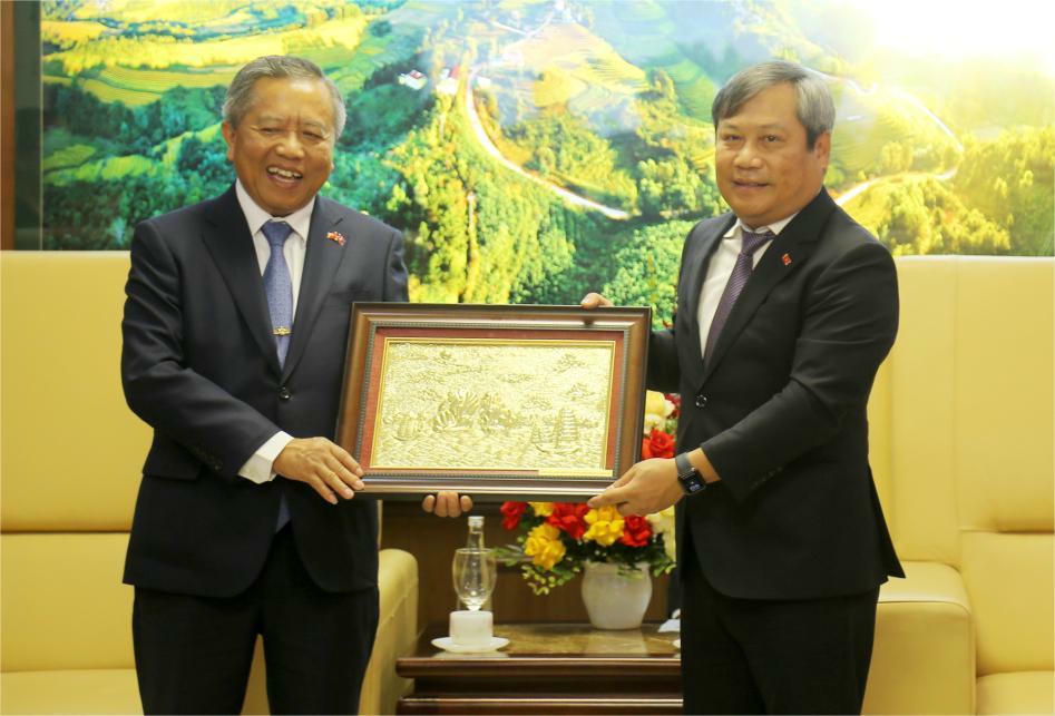 Ủy viên Trung ương Đảng, Bí thư Tỉnh ủy Vũ Đại Thắng tặng quà lưu niệm cho Bộ trưởng Bộ Công nghệ và Truyền thông, Chủ tịch Trung ương Hội Hữu nghị Lào - Việt Nam.