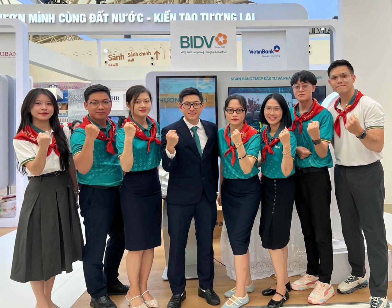 Cán bộ BIDV luôn sẵn sàng để tư vấn, giới thiệu sản phẩm dịch vụ BIDV tới người dân, du khách thăm quan