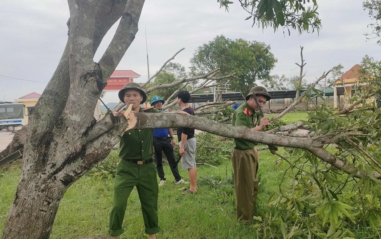 Công an xã Xuân Lộc và chính quyền địa phương hỗ trợ  Trường THCS Sơn Lộc khắc phục sau bão.