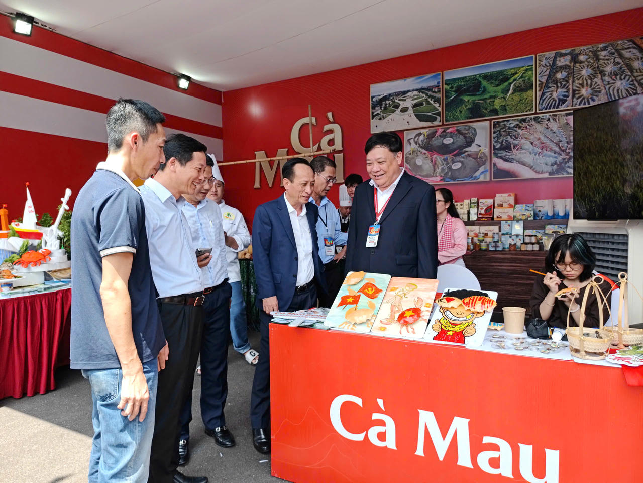 Lãnh đạo tỉnh Cà Mau tham quan các gian hàng trưng bày của tỉnh tại Triển lãm thành tựu đất nước, tổ chức tại Hà Nội.