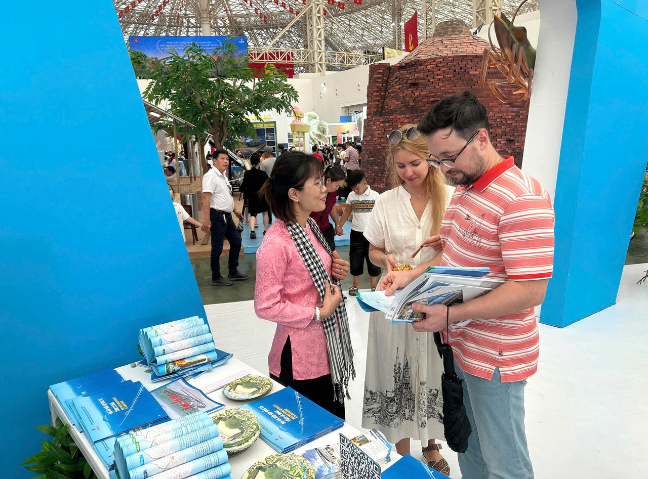 Du khách đến từ Cộng hòa Liên bang Nga tham quan không gian trưng bày của tỉnh Cà Mau.