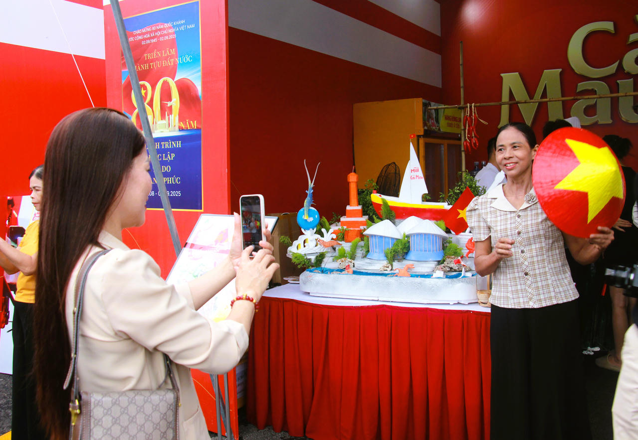 Các tiểu cảnh trang trí tại gian trưng bày của Cà Mau trở thành điểm check-in hấp dẫn du khách.