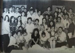 NSND Phạm Thị Thành (áo đen, giữa) cùng lứa diễn viên kịch nói khóa đầu tiên của Nhà hát Tuổi trẻ (Ảnh Nhà hát Tuổi trẻ).