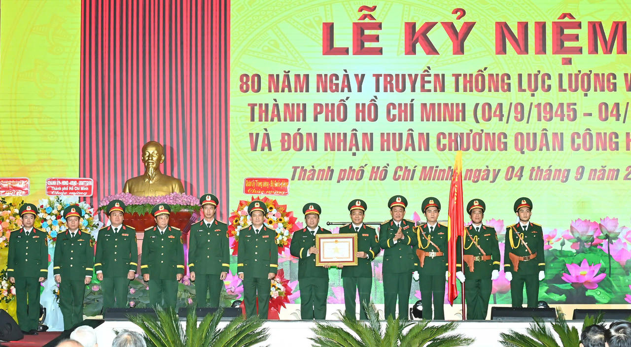 Lực lượng vũ trang TP Hồ Chí Minh kỷ niệm Ngày truyền thống và đón Huân chương Quân công hạng Ba