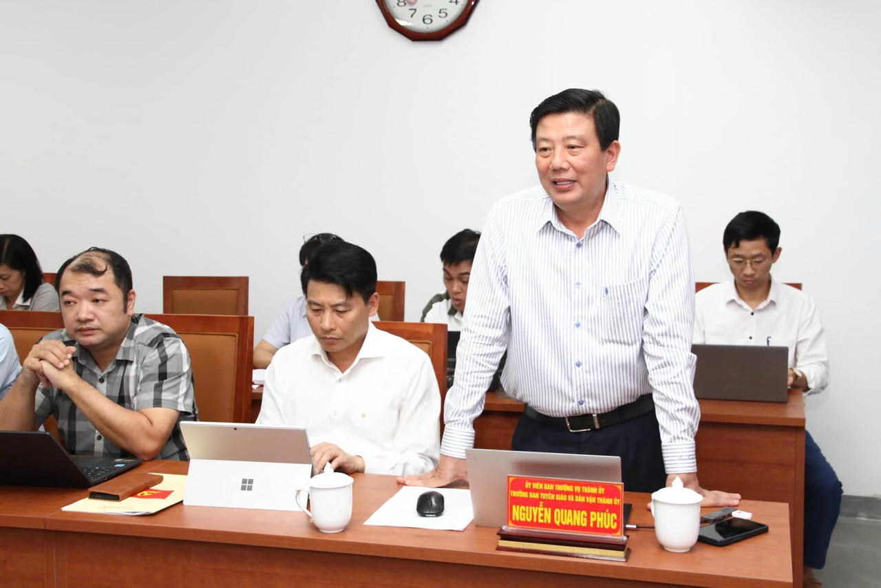 Trưởng ban Tuyên giáo và Dân vận Thành ủy Nguyễn Quang Phúc phát biểu tại hội nghị.