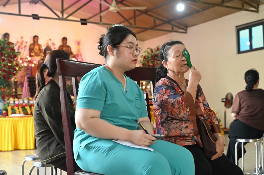 Ban Tổ chức đã bố trí khu vực đón tiếp, đo thị lực, soi đáy mắt và tư vấn riêng biệt, đảm bảo trật tự và thuận tiện cho người dân. 
