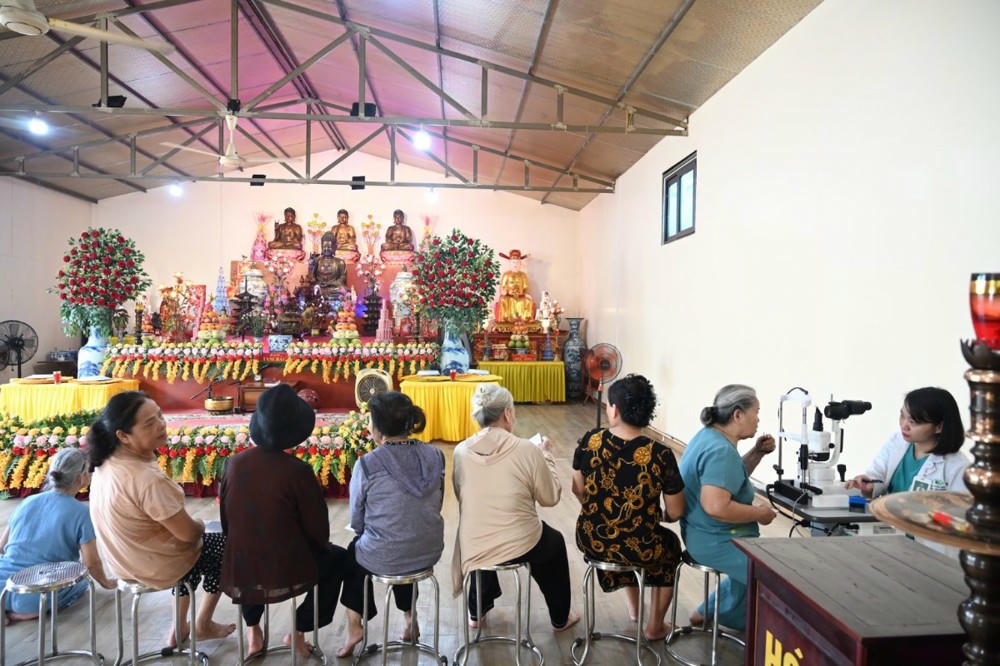 Nhìn họ chăm chú nghe tư vấn và vui mừng khi nhận thuốc, tôi thấy hạnh phúc vì những nỗ lực nhỏ bé của mình thực sự có ý nghĩa.