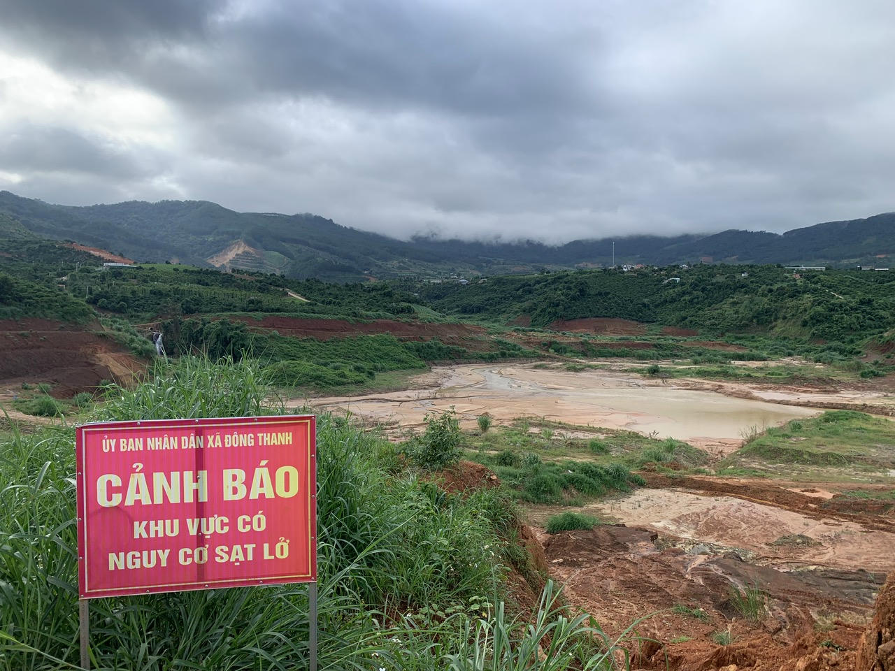Hiện tượng sạt lở đất xảy ra tại khu vực gần hồ chứa nước Đông Thanh từ giữa năm 2023.