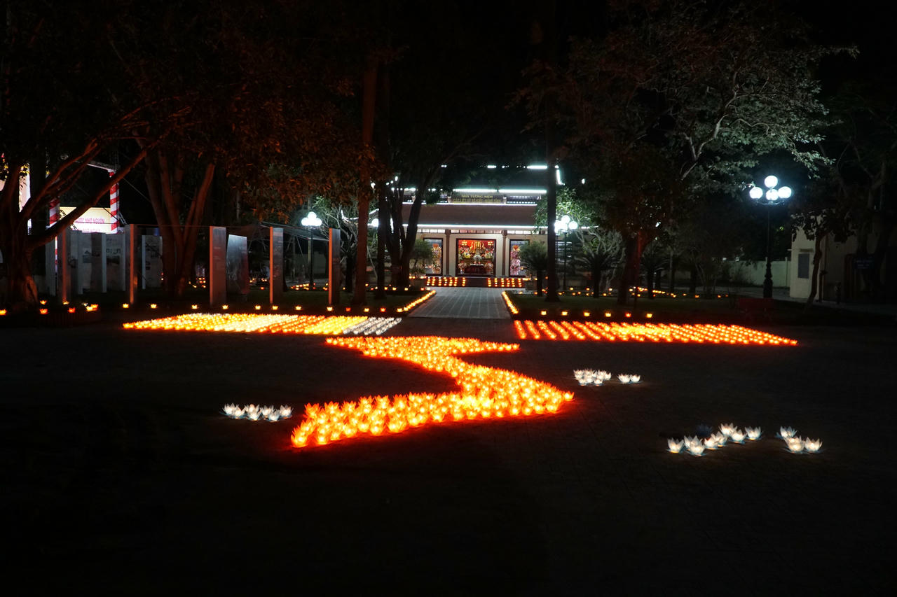 Đèn hoa đăng tưởng niệm các Anh hùng, liệt sĩ trước Nhà tưởng niệm liệt sĩ Xô viết Nghệ Tĩnh. Ảnh: Tuyết Lan