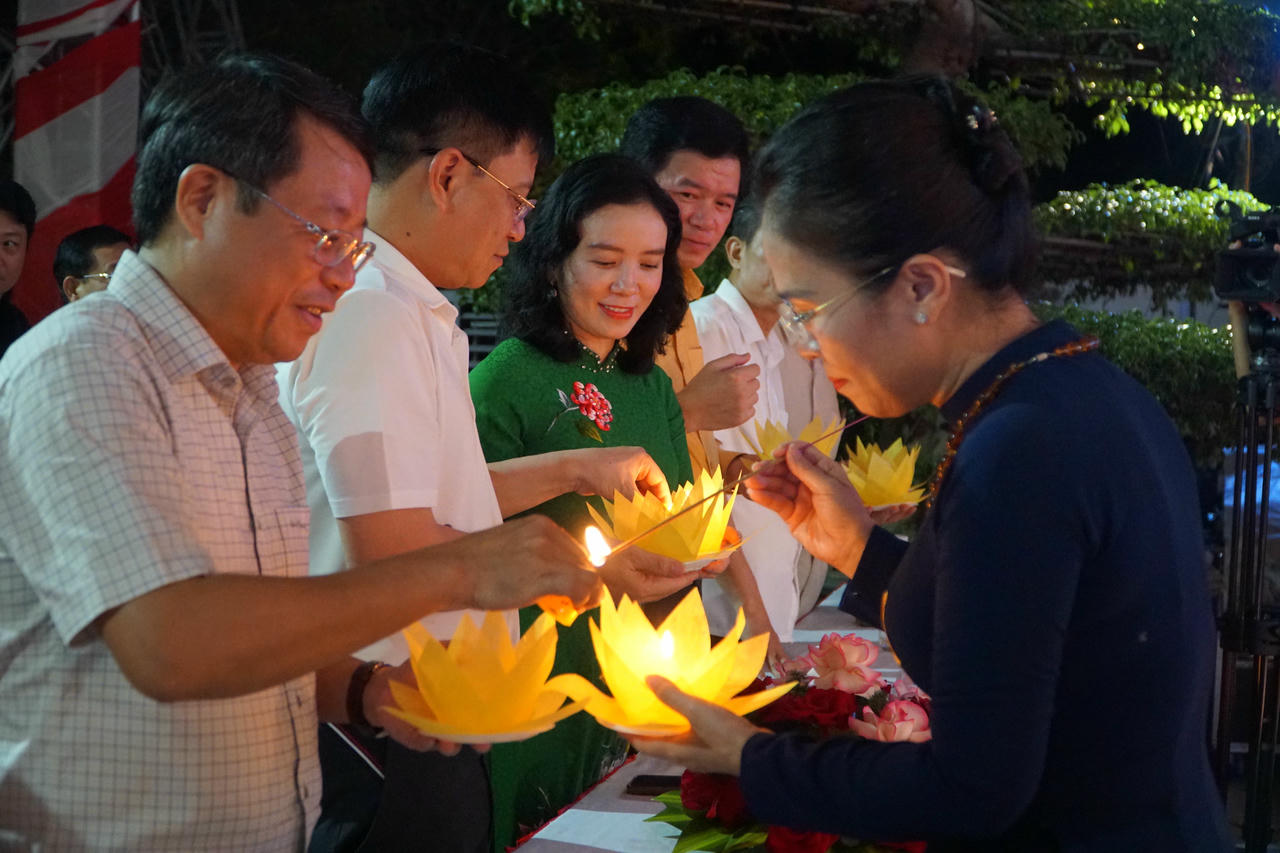 Các đại biểu thực hiện nghi lễ châm đăng. Ảnh: Tuyết Lan