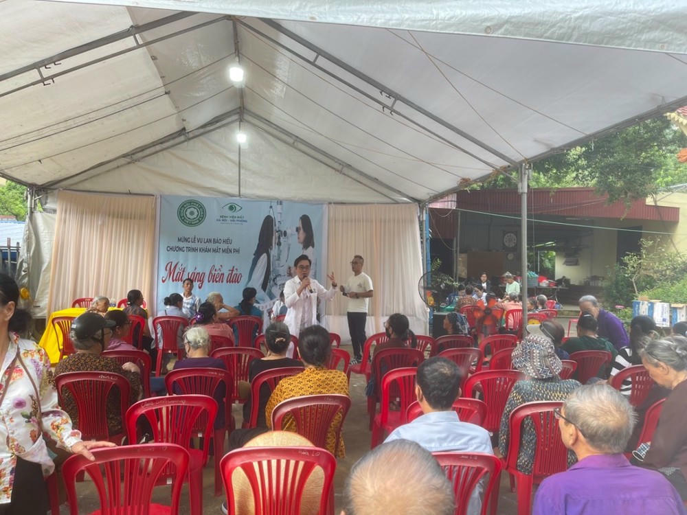 Các y bác sỹ tận tình hướng dẫn người dân và Phật tử cách chăm sóc mắt.