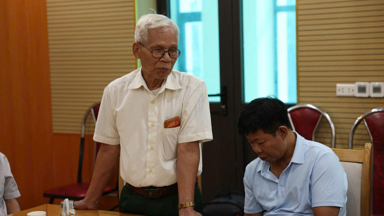 Đại diện thân nhân các liệt sĩ nêu ý kiến tại cuộc làm việc. Ảnh: Xuân Hồng