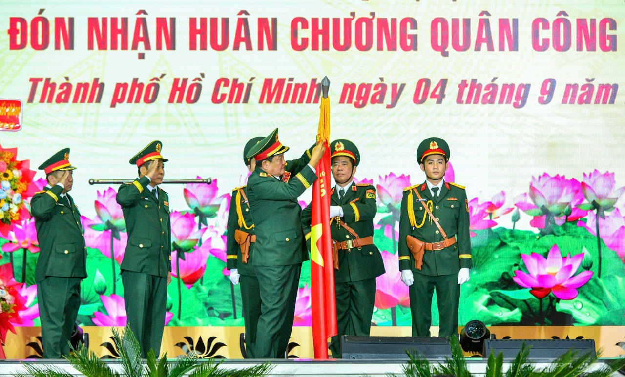Thượng tướng Võ Minh Lương gắn Huân chương Quân công hạng Ba lên Quân kỳ Quyết thắng của Lực lượng vũ trang TP Hồ Chí Minh.