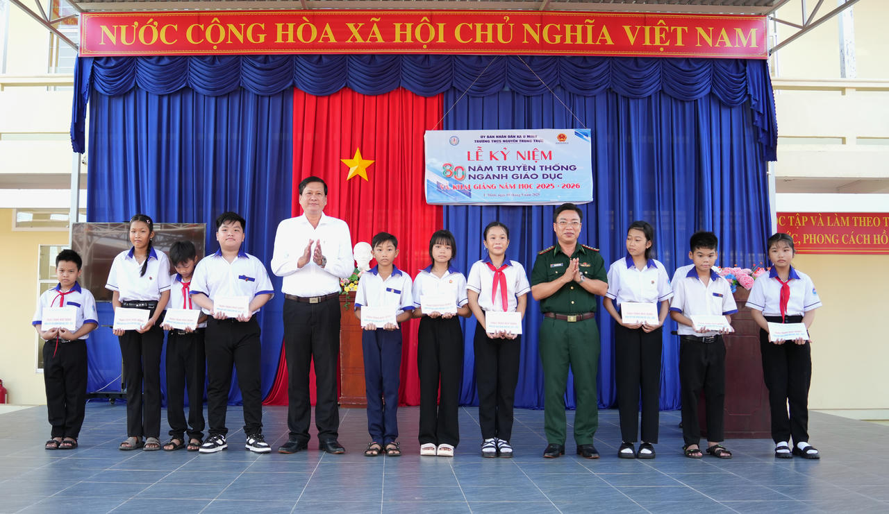 Đại tá Phạm Minh Giang - Tỉnh ủy viên, Bí thư Đảng ủy, Chính ủy Ban Chỉ huy BĐBP Cà Mau và ông Đỗ Hoàng Giới - Chủ tịch UBND xã U Minh tặng học bổng cho các em học sinh tại trường Trung học cơ sở Nguyễn Trung Trực (xã U Minh).