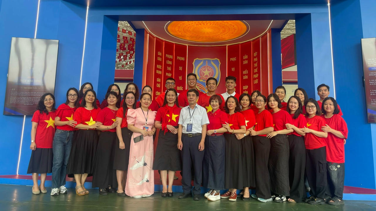 Đoàn Học viện Tư pháp tới tham quan Triển lãm.