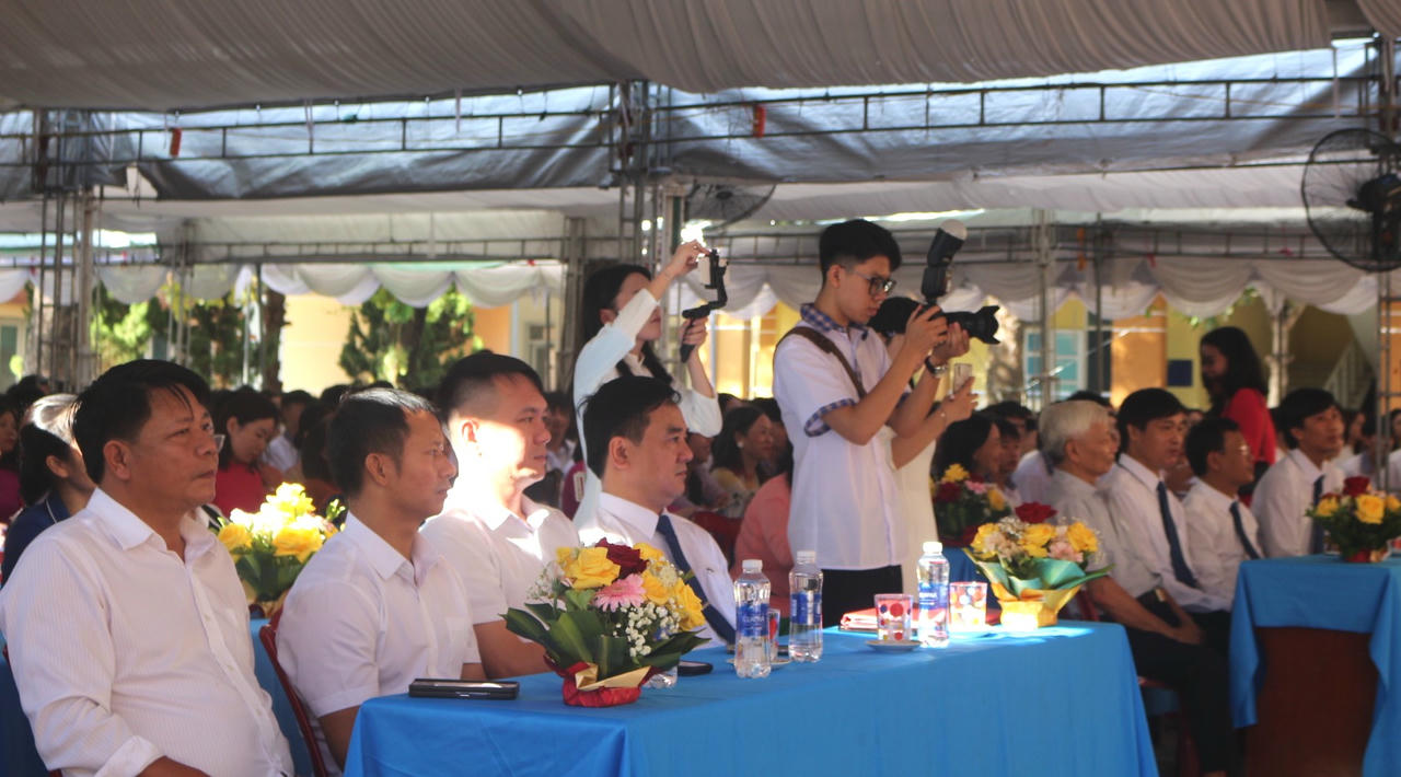 Các đại biểu dự lễ khai giảng năm học mới tại Trường THPT Lương Thế Vinh.