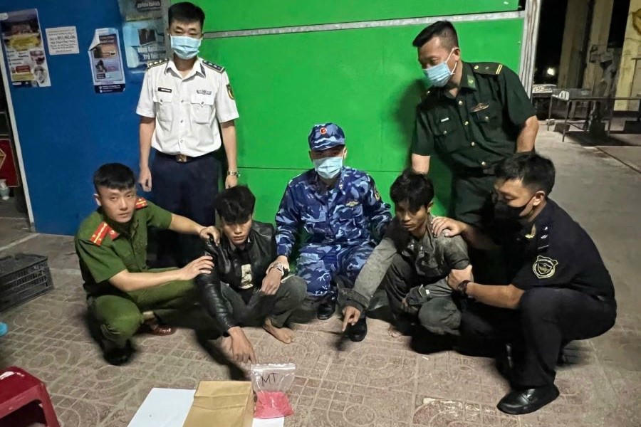 Đối tượng Hồ Văn Dê Ra My (áo khoác da đen) và Hồ A Thơi (áo khoác xám).