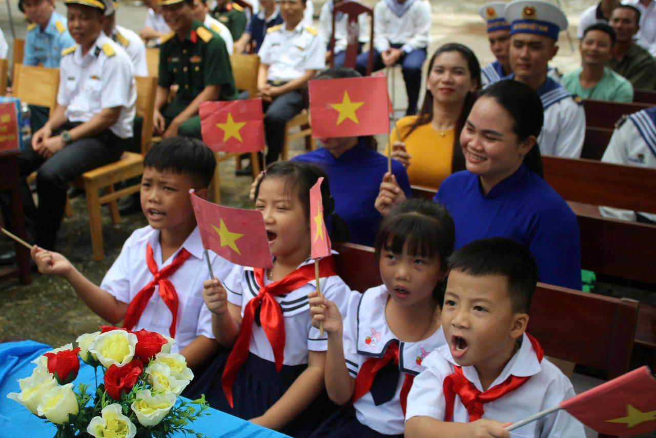 Nụ cười và ánh mắt rạng ngời của học sinh Trường Sa trong lễ khai giảng, tiếp thêm sức mạnh cho thầy trò nơi đầu sóng ngọn gió.