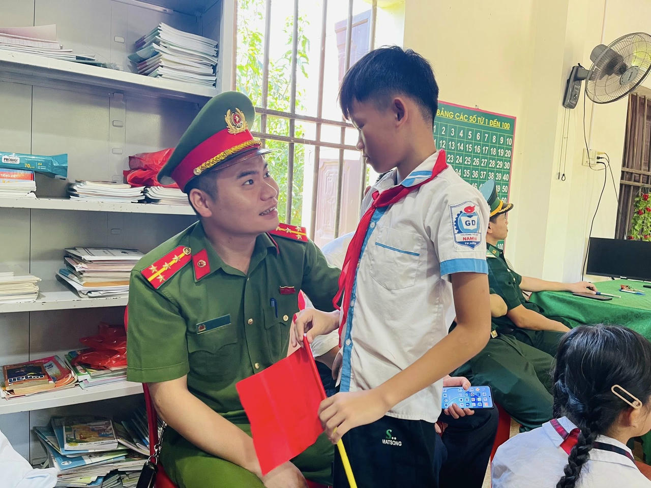 Các cán bộ đồn Biên phòng Phú Gia rất quan tâm đến hoạt động dạy học và các em học sinh tại điểm trường Phú Lâm.