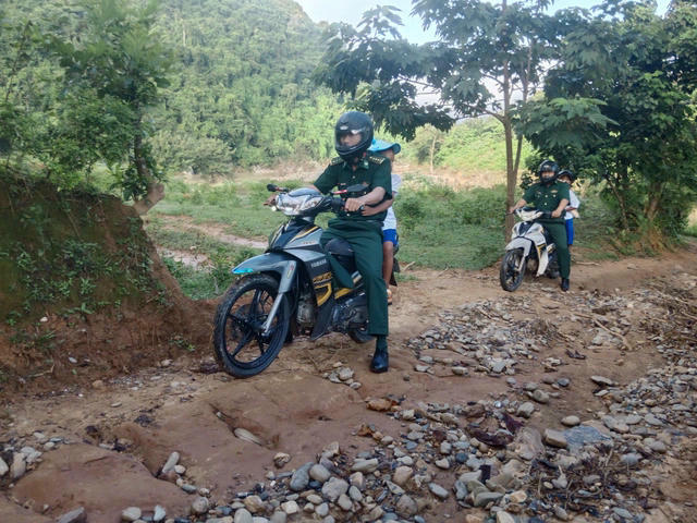 Đưa đón học sinh vùng biên đến trường dự khai giảng năm học mới.