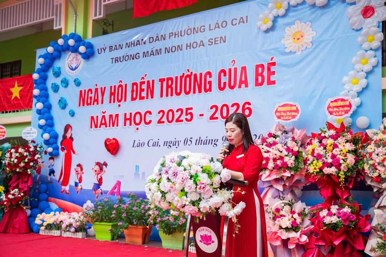 Cô giáo Nguyễn Thị Thanh Hòa - Hiệu trưởng Trường Mầm non Hoa Sen phát biểu tại buổi lê.