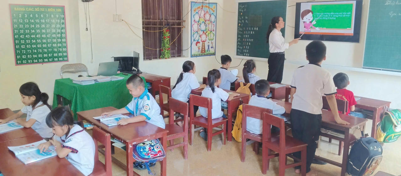 Điểm trường Phú Lâm có những lớp học đặc biệt. Cùng trong một phòng học có 2 lớp cùng học, lớp 1 và lớp 2; lớp 4 và lớp 5. Hai chiếc bảng đen được đặt ở 2 đầu lớp, học sinh 2 lớp ngồi quay lưng vào nhau. Mặc dù phải học ghép nhưng học sinh vẫn được học đầy đủ các môn từ Toán, Tiếng Việt, Ngoại Ngữ, Mỹ thuật, Âm nhạc”.