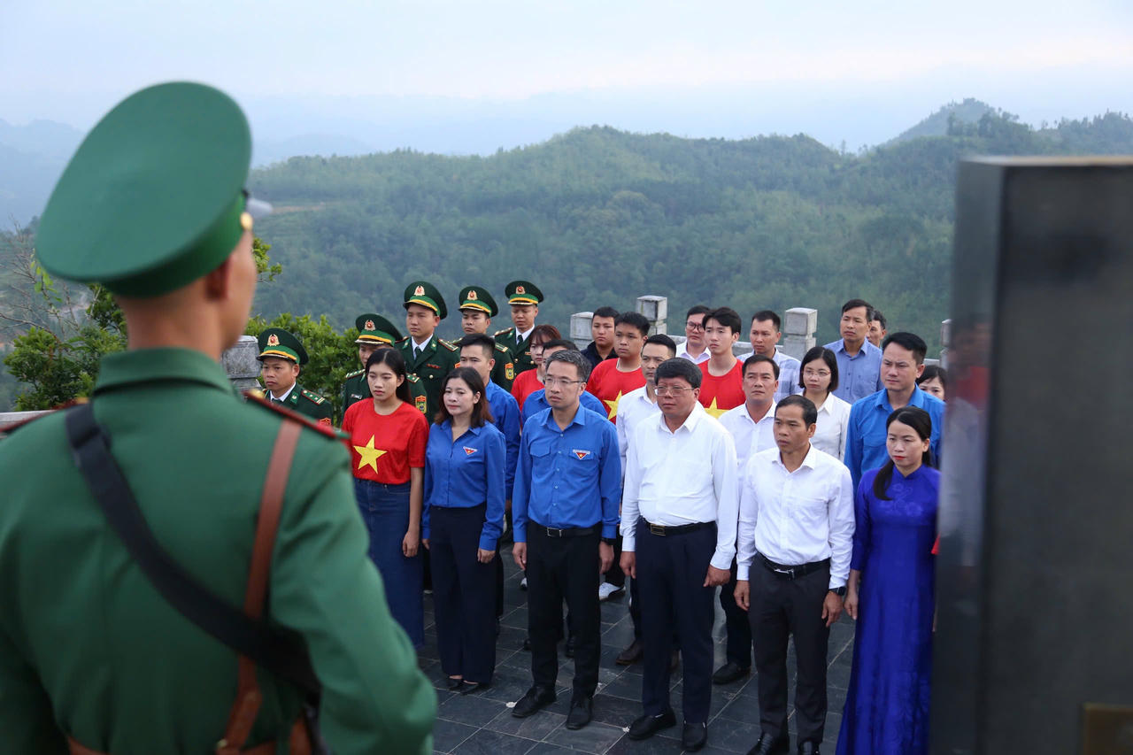 Đoàn công tác tại địa đầu Tổ quốc, cột cờ Lũng Cú (Ảnh: Đ.Hải) 