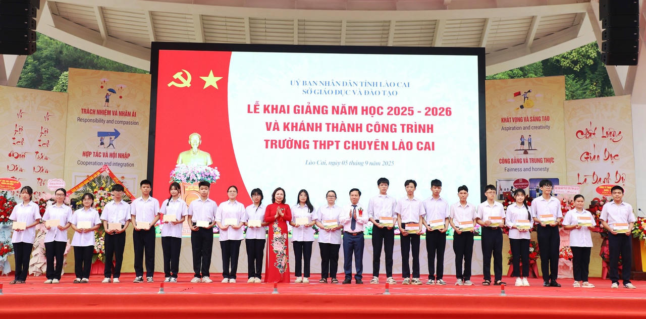 Quỹ bảo trợ trẻ em tỉnh và Hội Khuyến học tỉnh Lào Cai tặng 20 suất học bổng cho các em học sinh có thành tích học tập xuất sắc