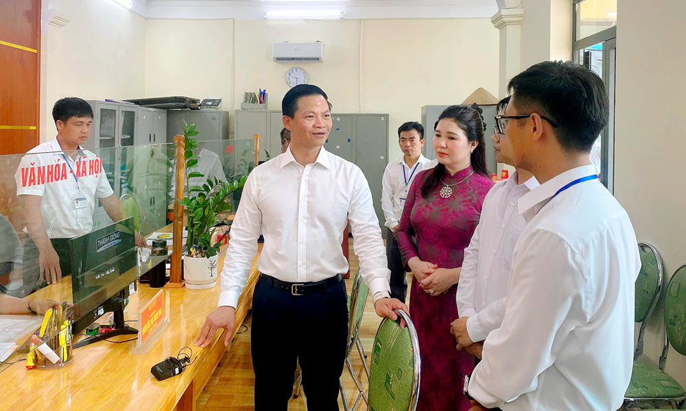 Chủ tịch UBND tỉnh Vương Quốc Tuấn ghi nhận tinh thần trách nhiệm và thái độ phục vụ của đội ngũ cán bộ Trung tâm hành chính xã Kiên Lao.