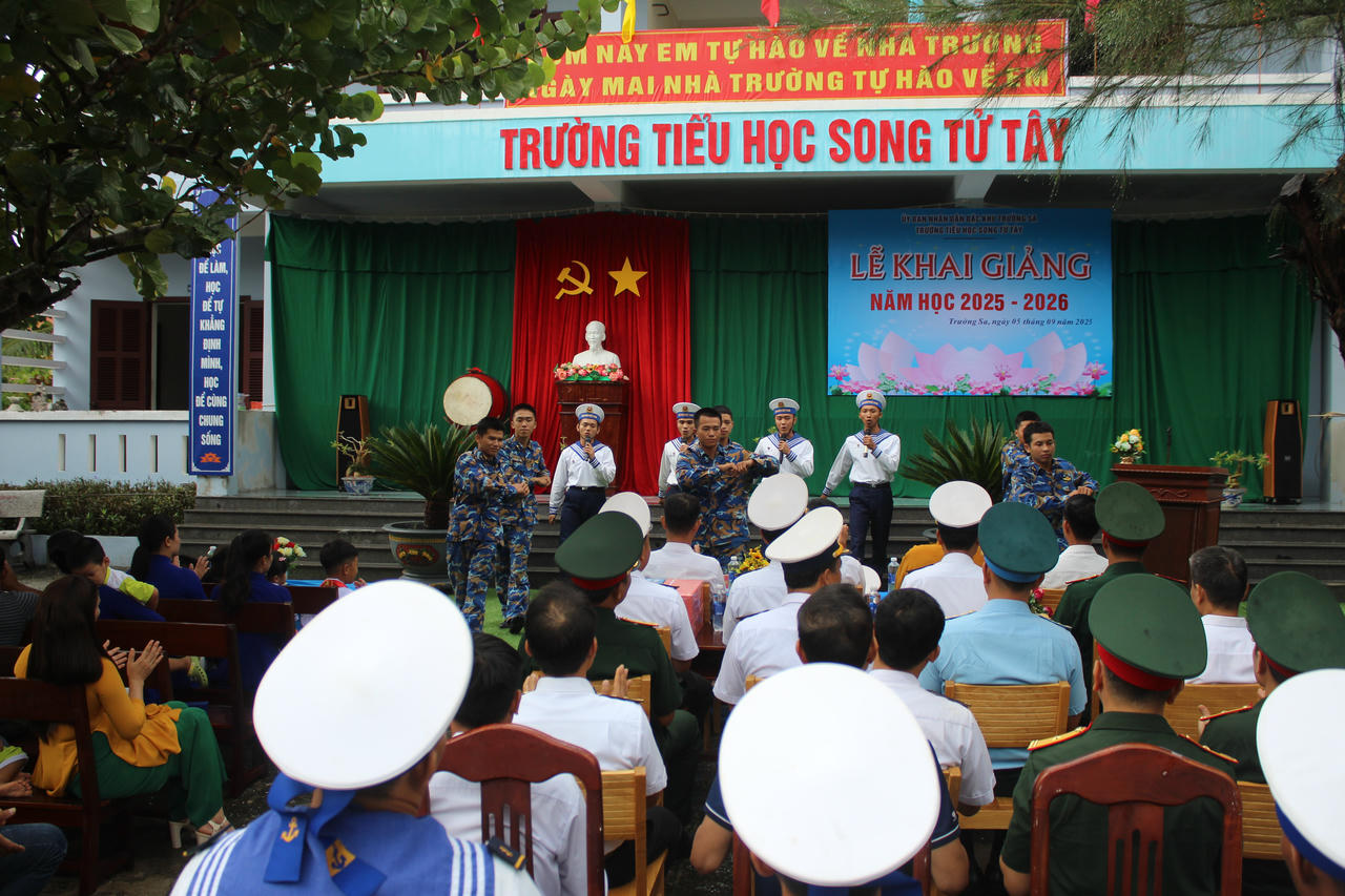 Cán bộ, chiến sĩ biểu diễn nhân dịp lễ Khai giảng.