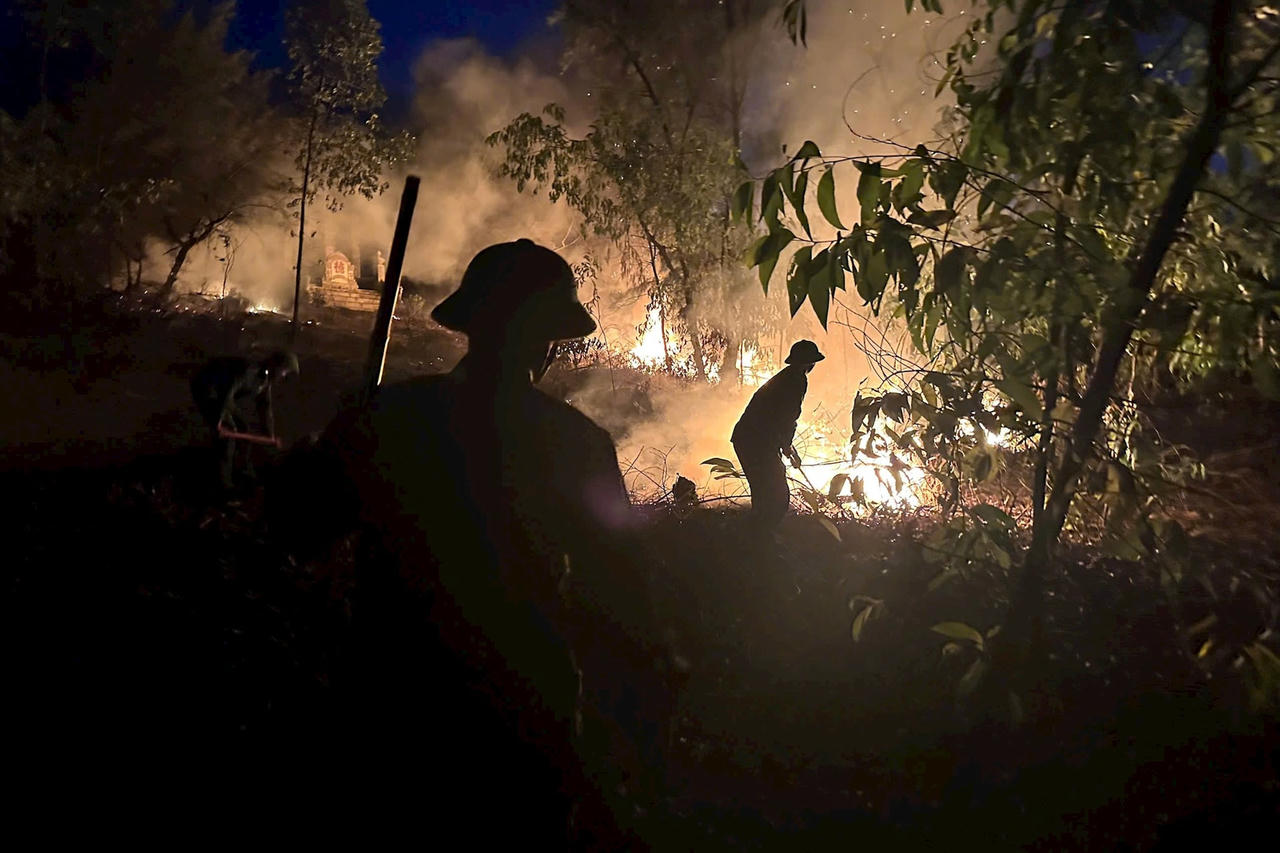 Cán bộ, chiến sĩ Đồn Biên phòng Vinh Xuân nỗ lực khống chế, dập tắt đám cháy.
