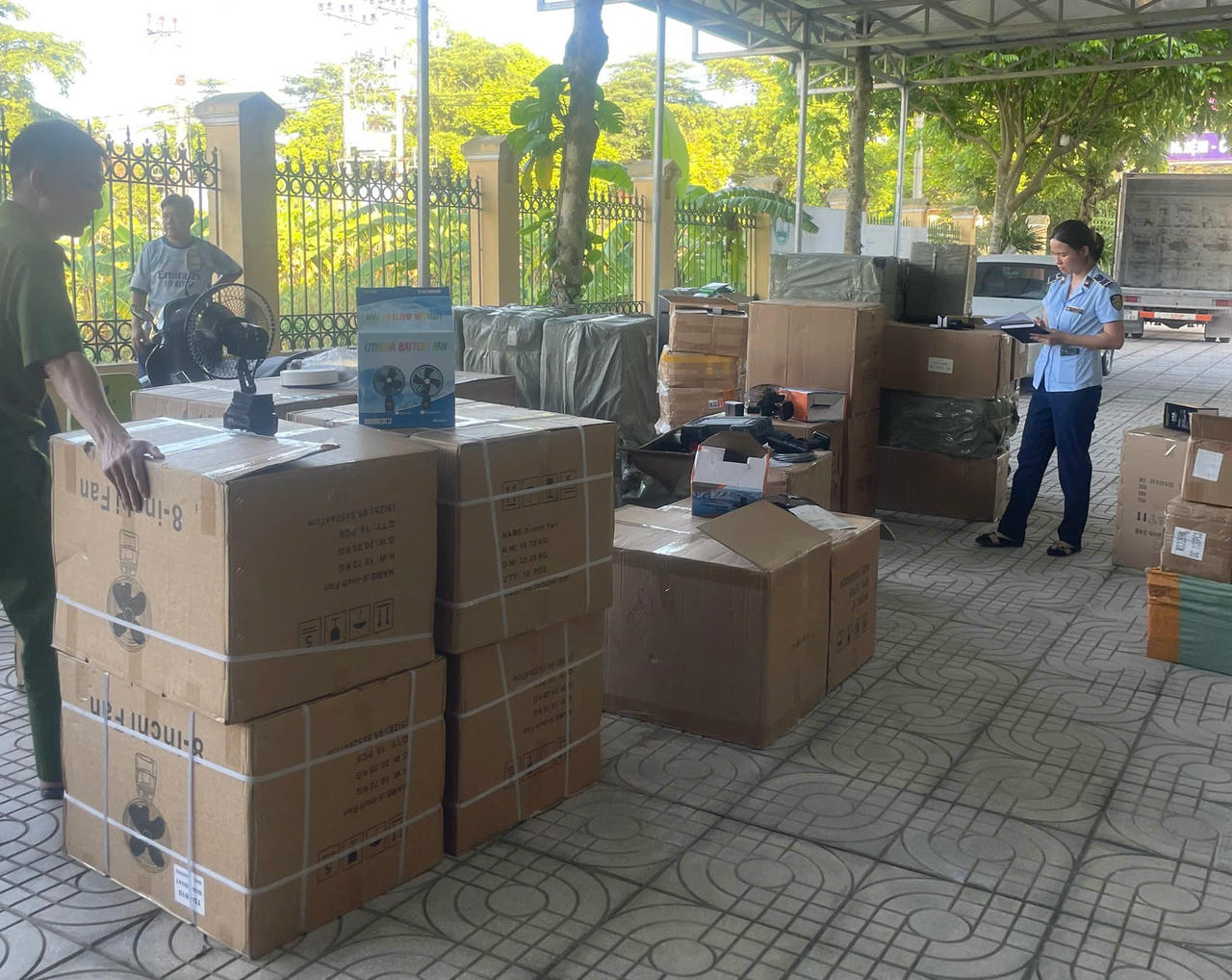 Hơn 1.800 sản phẩm hàng hóa nhập lậu bị cơ quan chức năng thu giữ.