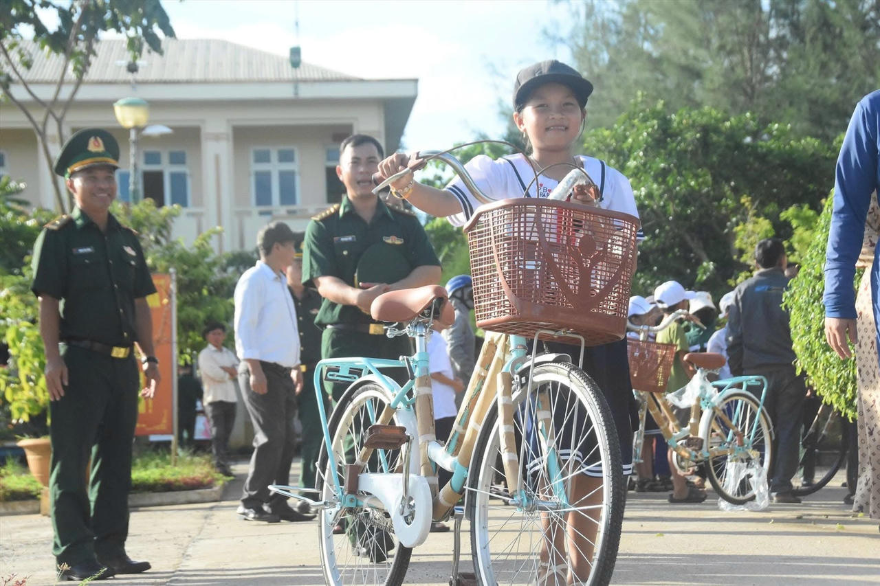 Niềm động viên thiết thực giúp các em vượt đường xa đến lớp.