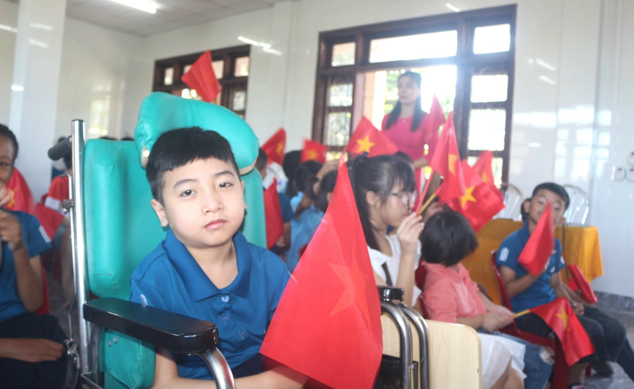 Những lá cờ nhỏ trên tay các em hòa cùng không khí tưng bừng ngày khai trường.