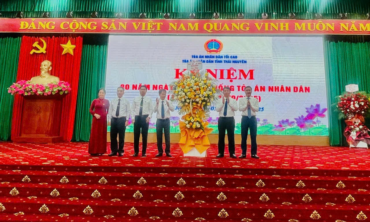 Lãnh đạo tỉnh Thái Nguyên tặng hoa chúc mừng kỷ niệm 80 năm Ngày truyền thống Tòa án nhân dân.