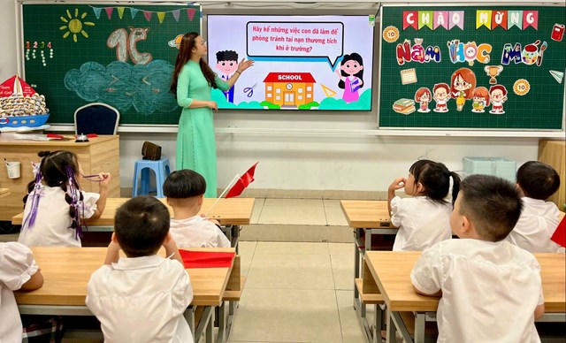 Học sinh hào hứng chia sẻ những việc đã làm để phòng tránh tai nạn thương tích trong giờ học đầu năm.