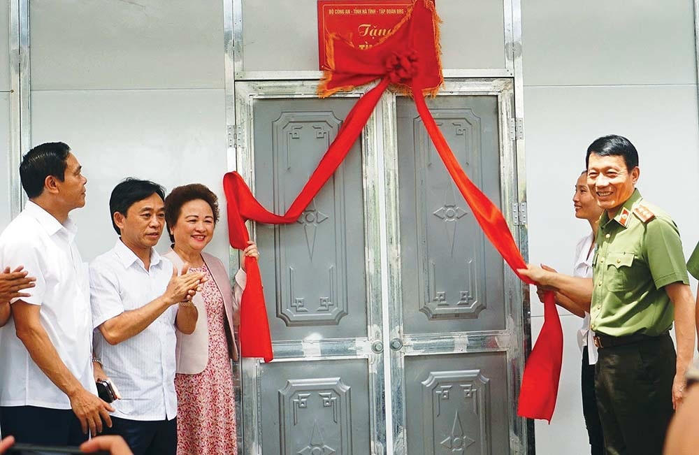 Lãnh đạo Bộ Công an và tỉnh Hà Tĩnh cùng với bà Nguyễn Thị Nga, Chủ tịch Tập đoàn BRG khánh thành và trao tặng nhà cho các hộ nghèo, khó khăn về nhà ở trên địa bàn tỉnh Hà Tĩnh