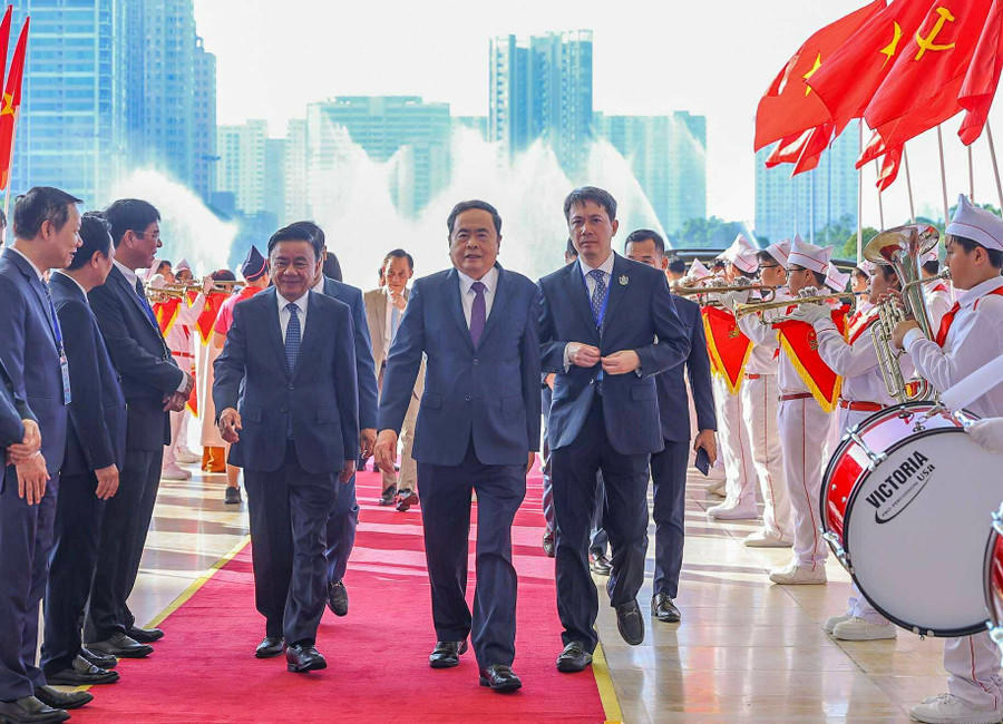 Chủ tịch Quốc hội Trần Thanh Mẫn cùng các đại biểu tới dự khai giảng năm học 2025 – 2026 và kỷ niệm 80 năm truyền thống ngành Giáo dục.