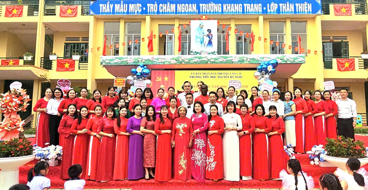 Các đại biểu chụp ảnh lưu niệm