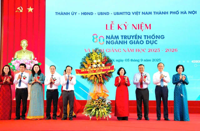 Các lãnh đạo thành phố Hà Nội tặng hoa chúc mừng cán bộ, giáo viên, nhân viên ngành Giáo dục Thủ đô và Trường THPT Phan Huy Chú. Ảnh: VGP/Minh Anh