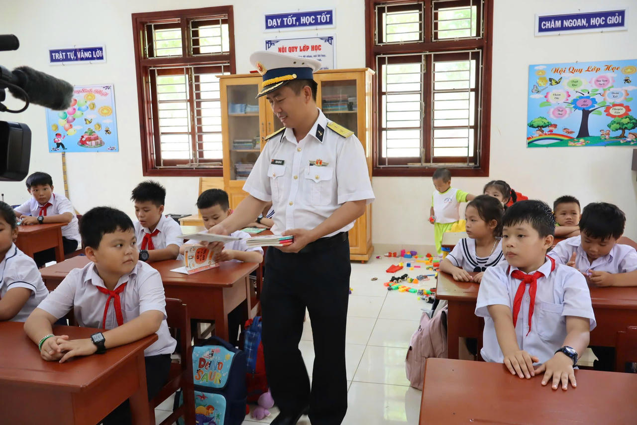 Lãnh đạo, chỉ huy đảo Đá Tây trao sách vở cho các em nhỏ, tiếp thêm niềm vui trong ngày tựu trường.