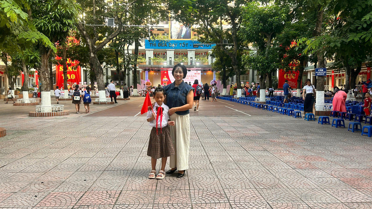 Chị Xuân cùng con trong ngày đầu khai giảng ở ngôi trường mới.
