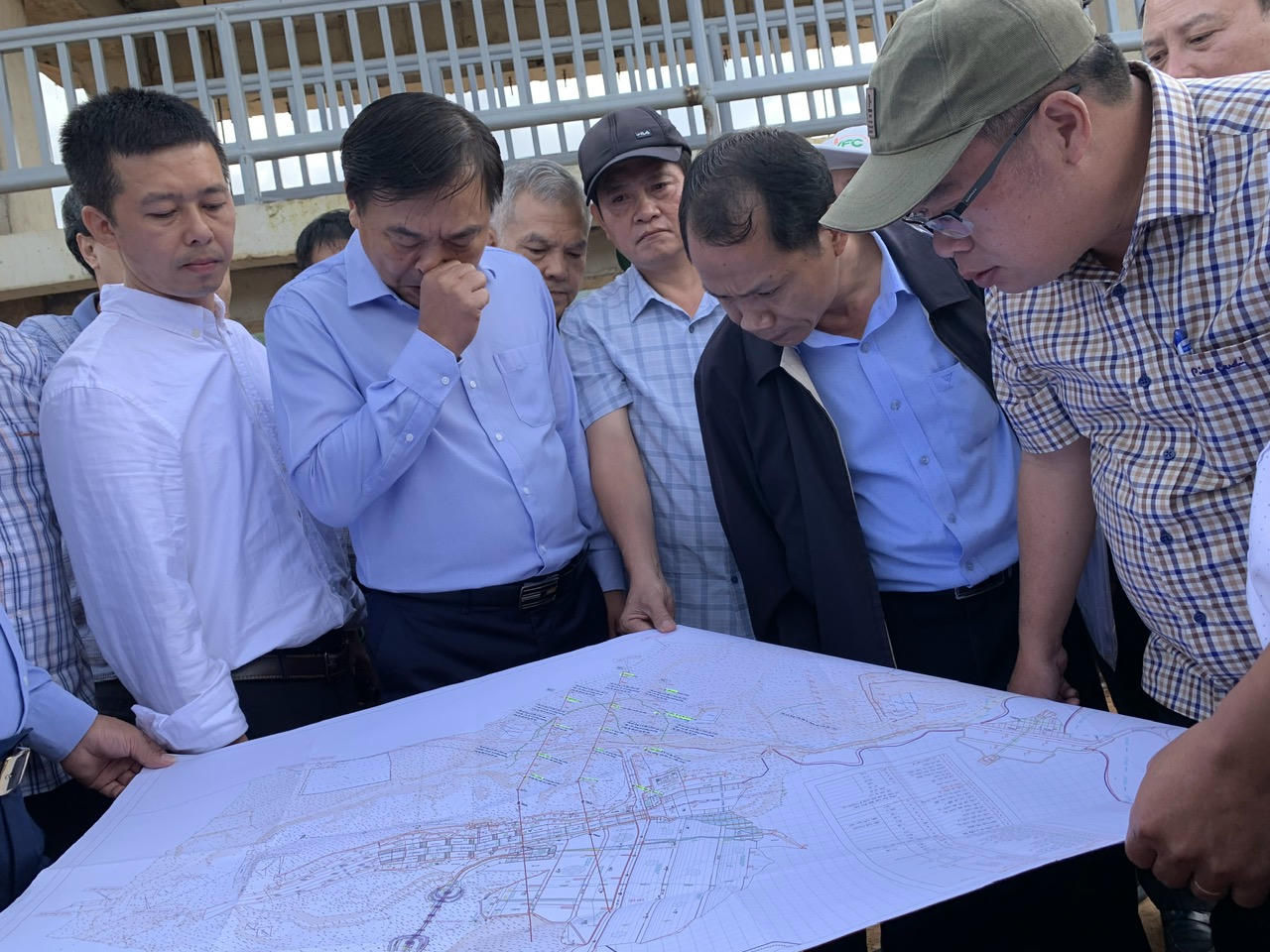 Đoàn công tác Bộ Nông nghiệp và Môi trường cùng lãnh đạo tỉnh Lâm Đồng khảo sát thực địa tại dự án hồ Đông Thanh sau khi xảy ra sự cố sạt trượt.