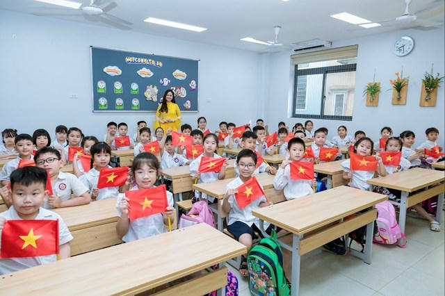 6/13Rạng rỡ trong lớp học, cùng cờ Tổ quốc.