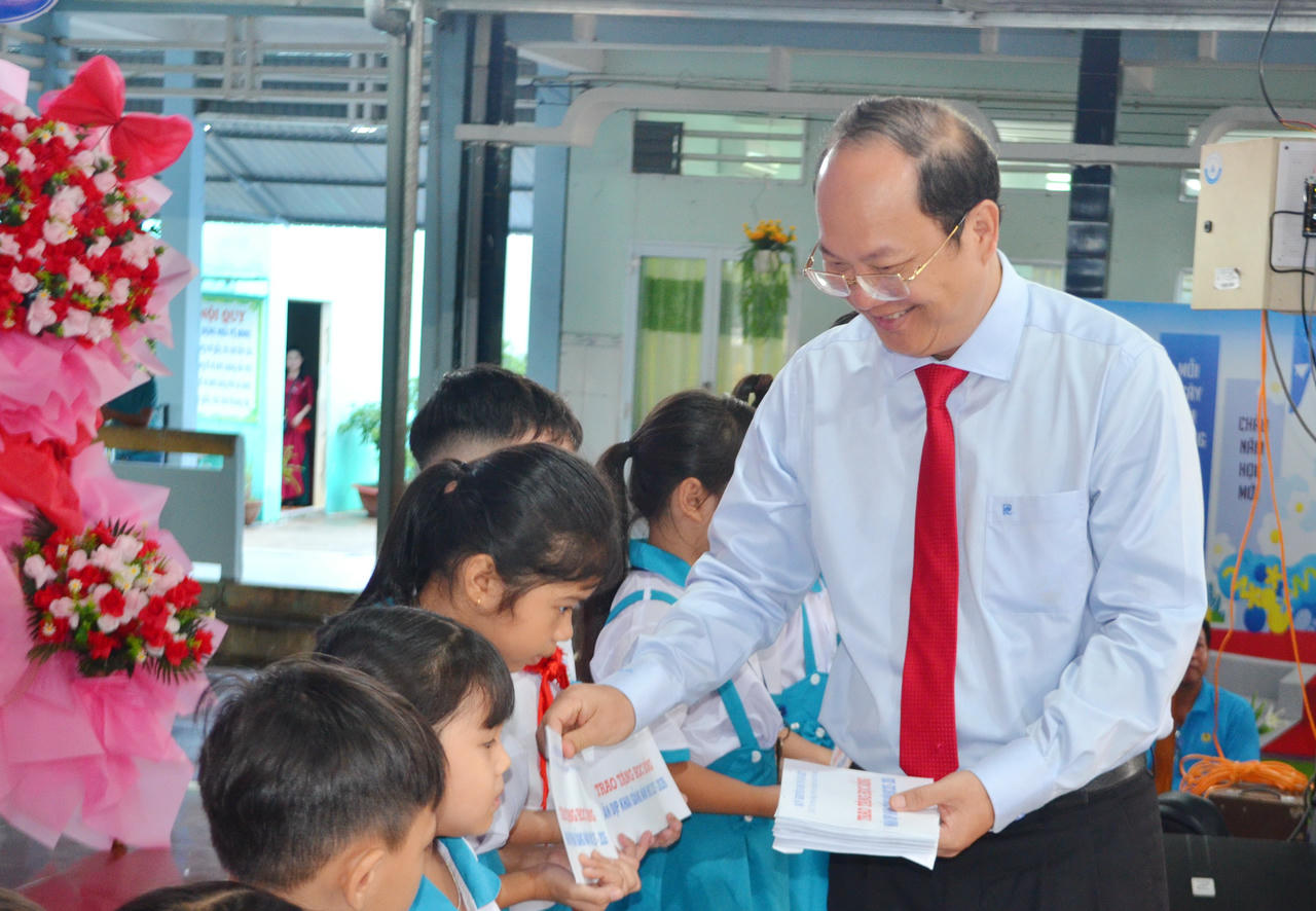 Ông Nguyễn Hồ Hải - Bí thư Tỉnh uỷ Cà Mau, trao học bổng cho các em học sinh Trường Tiểu học Hòa Bình A (xã Hòa Bình) có hoàn cảnh khó khăn nhân dịp khai giảng năm học mới.