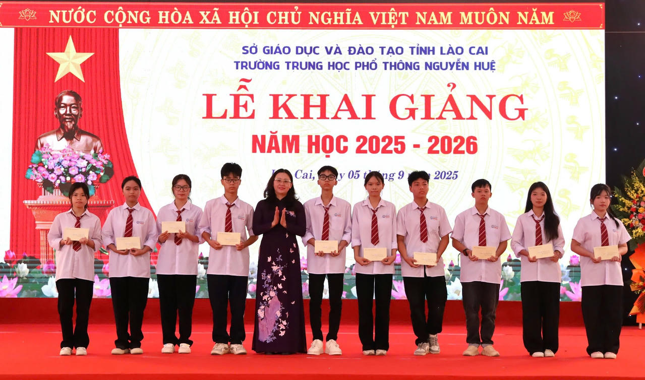 Bà Giàng Thị Dung - Phó Bí thư Tỉnh ủy, Chủ tịch MTTQ Việt Nam tỉnh trao học bổng của Quỹ Bảo trợ trẻ em Việt Nam cho các học sinh có hoàn cảnh khó khăn.