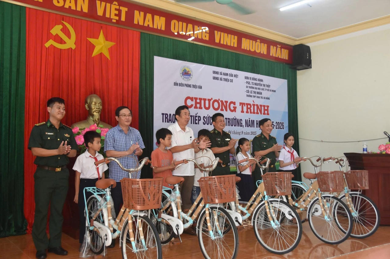 Trao xe đạp và đồ dùng học tập tặng học sinh có hoàn cảnh khó khăn.